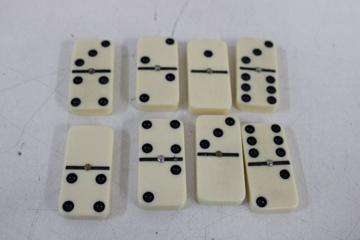 Domino set in bruine koffer – foto 5 – kavel bij GSD Auctions, Zoeterwoude