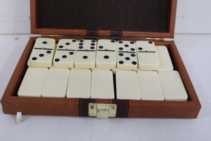 Domino set in bruine koffer – foto 6 – kavel bij GSD Auctions, Zoeterwoude