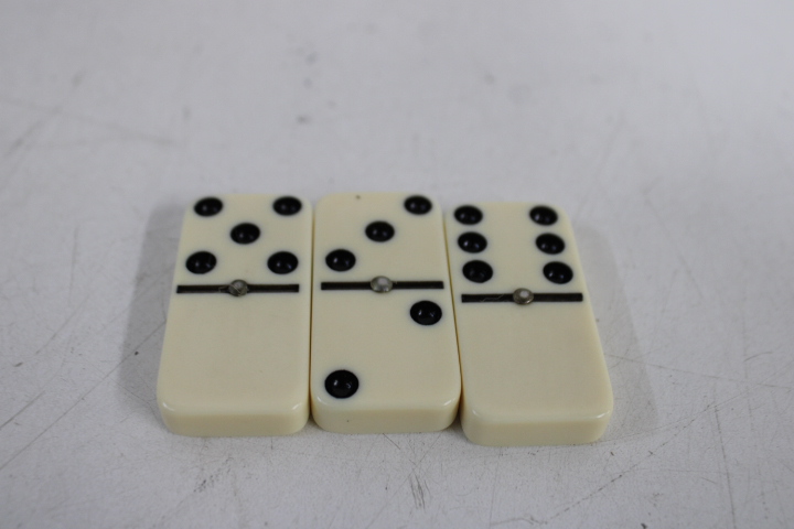 Domino set in bruine koffer – foto 7 – kavel bij GSD Auctions, Zoeterwoude