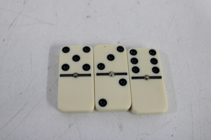 Domino set in bruine koffer – foto 8 – kavel bij GSD Auctions, Zoeterwoude