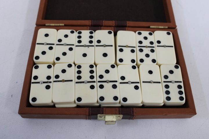 Domino set in bruine koffer – foto 12 – kavel bij GSD Auctions, Zoeterwoude