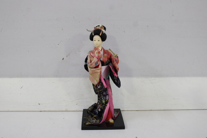 Japanse traditionele geisha pop – foto 3 – kavel bij GSD Auctions, Zoeterwoude