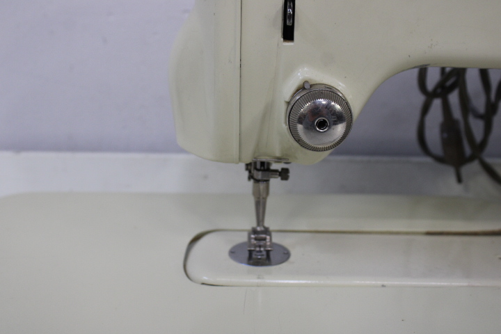 Bernina naaimachine – foto 11 – kavel bij GSD Auctions, Zoeterwoude