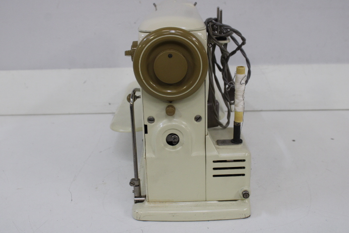 Bernina naaimachine – foto 13 – kavel bij GSD Auctions, Zoeterwoude