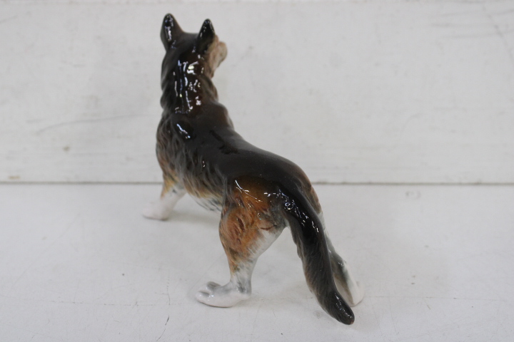 Porselijnen honden beeldjes – foto 18 – kavel bij GSD Auctions, Zoeterwoude