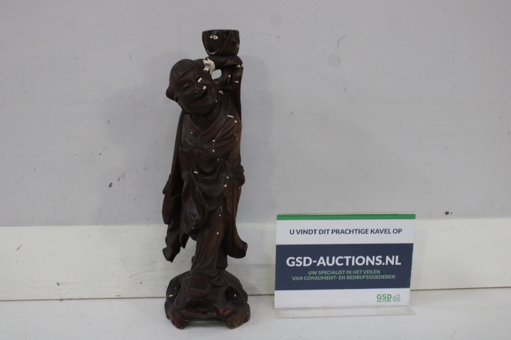 Houten beeld van zingende monnik – foto 2 – kavel bij GSD Auctions, Zoeterwoude