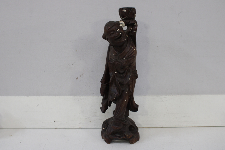 Houten beeld van zingende monnik – foto 3 – kavel bij GSD Auctions, Zoeterwoude
