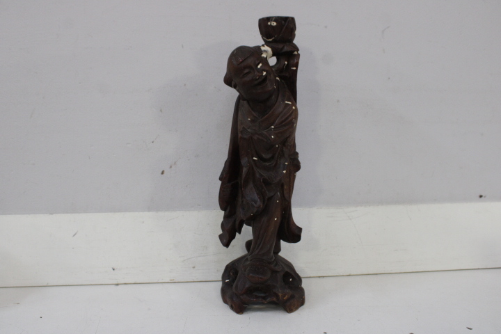 Houten beeld van zingende monnik – foto 4 – kavel bij GSD Auctions, Zoeterwoude