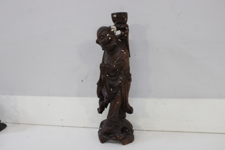 Houten beeld van zingende monnik – foto 5 – kavel bij GSD Auctions, Zoeterwoude