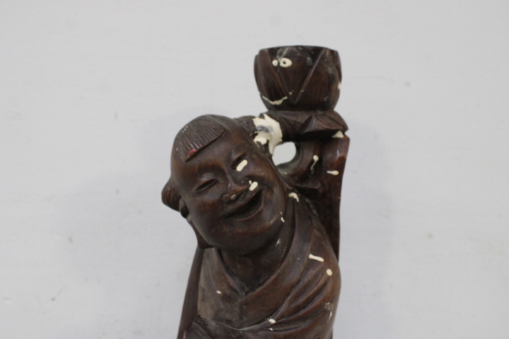 Houten beeld van zingende monnik – foto 6 – kavel bij GSD Auctions, Zoeterwoude