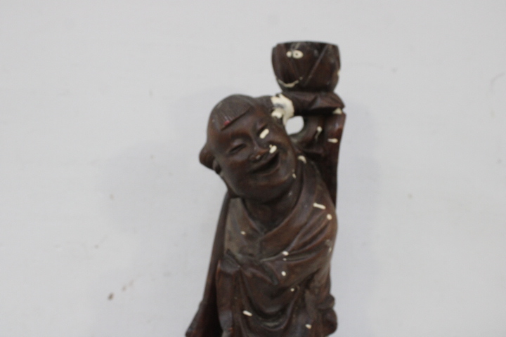 Houten beeld van zingende monnik – foto 7 – kavel bij GSD Auctions, Zoeterwoude