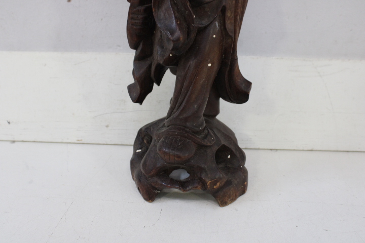 Houten beeld van zingende monnik – foto 8 – kavel bij GSD Auctions, Zoeterwoude