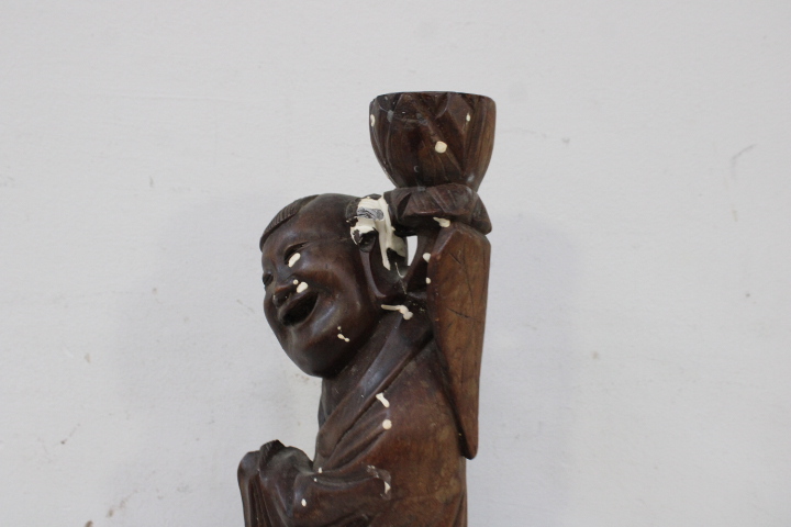 Houten beeld van zingende monnik – foto 9 – kavel bij GSD Auctions, Zoeterwoude