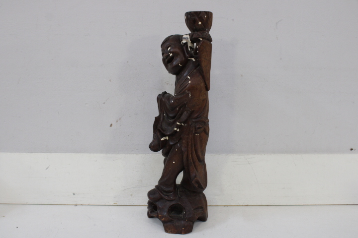 Houten beeld van zingende monnik – foto 10 – kavel bij GSD Auctions, Zoeterwoude