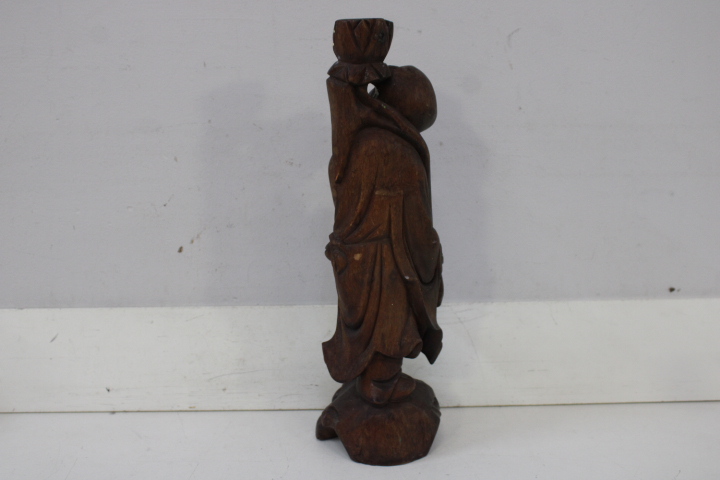 Houten beeld van zingende monnik – foto 11 – kavel bij GSD Auctions, Zoeterwoude