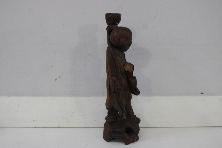 Houten beeld van zingende monnik – foto 12 – kavel bij GSD Auctions, Zoeterwoude