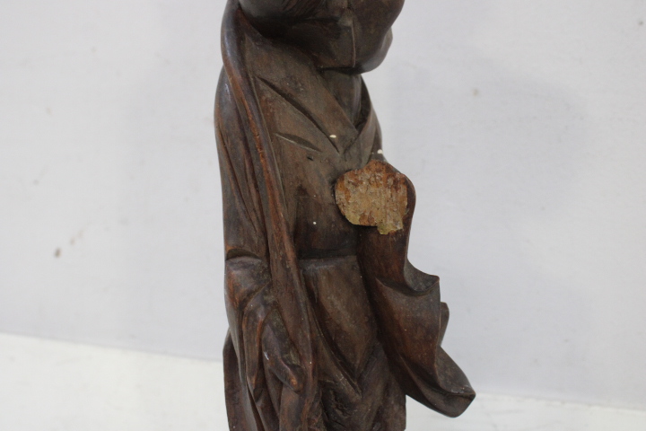 Houten beeld van zingende monnik – foto 13 – kavel bij GSD Auctions, Zoeterwoude