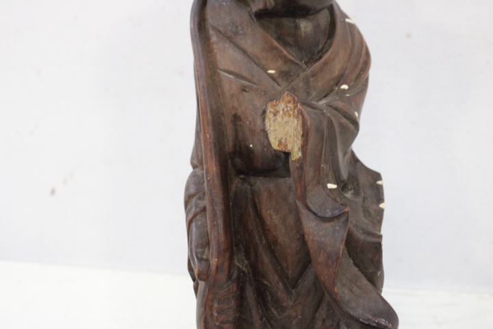 Houten beeld van zingende monnik – foto 14 – kavel bij GSD Auctions, Zoeterwoude