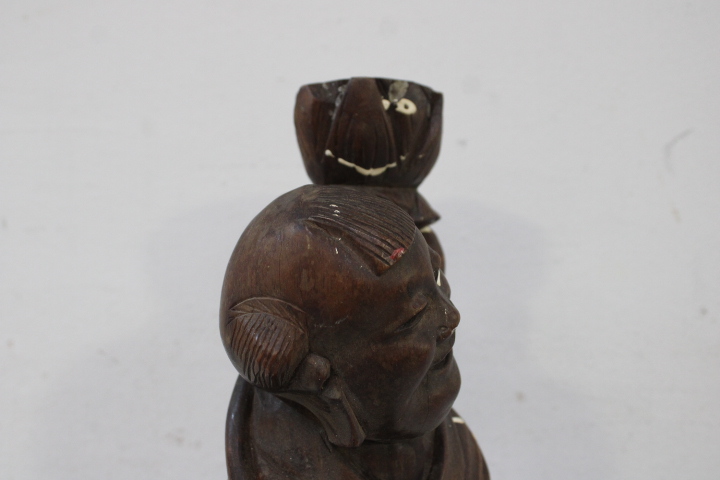 Houten beeld van zingende monnik – foto 15 – kavel bij GSD Auctions, Zoeterwoude