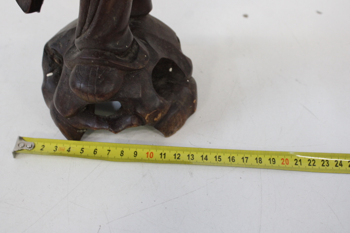 Houten beeld van zingende monnik – foto 17 – kavel bij GSD Auctions, Zoeterwoude