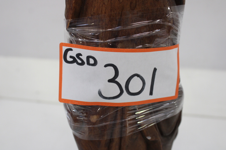 Houten beeld van zingende monnik – foto 20 – kavel bij GSD Auctions, Zoeterwoude