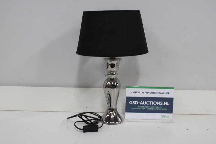 Tafellamp met zilverkleurige voet en zwarte stoffen kap – foto 2 – kavel bij GSD Auctions, Zoeterwoude