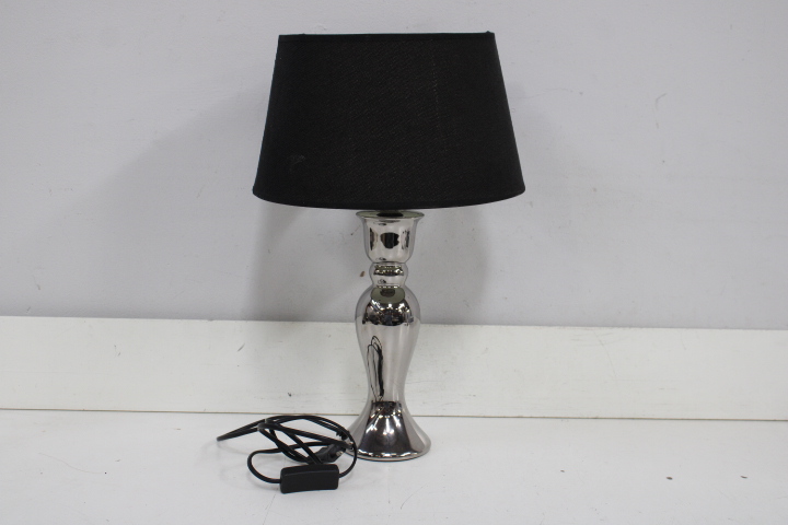 Tafellamp met zilverkleurige voet en zwarte stoffen kap – foto 3 – kavel bij GSD Auctions, Zoeterwoude