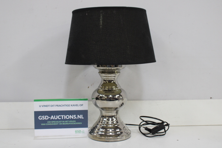 Tafellamp met zilverkleurige voet en zwarte kap – foto 2 – kavel bij GSD Auctions, Zoeterwoude