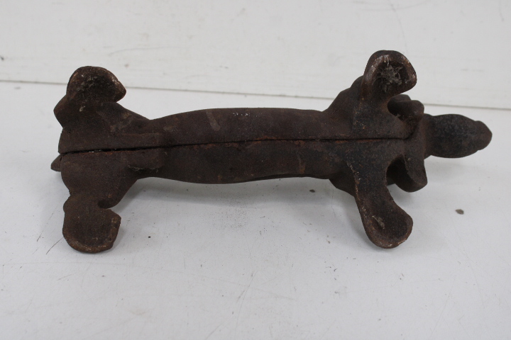 Gietijzeren teckel – foto 9 – kavel bij GSD Auctions, Zoeterwoude