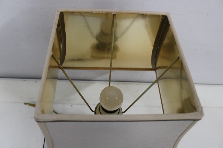 Klassieke tafellamp met stoffen kap – foto 8 – kavel bij GSD Auctions, Zoeterwoude