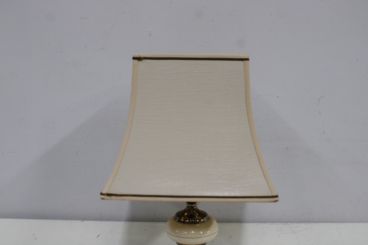 Klassieke tafellamp met stoffen kap – foto 10 – kavel bij GSD Auctions, Zoeterwoude
