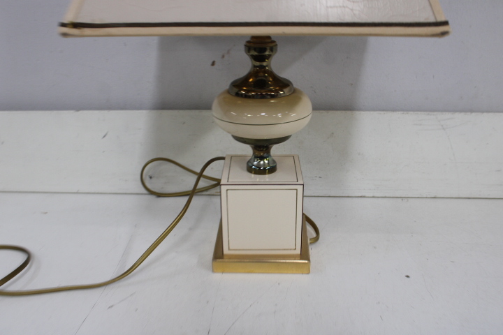 Klassieke tafellamp met stoffen kap – foto 11 – kavel bij GSD Auctions, Zoeterwoude