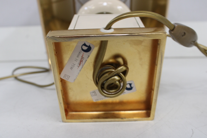 Klassieke tafellamp met stoffen kap – foto 12 – kavel bij GSD Auctions, Zoeterwoude