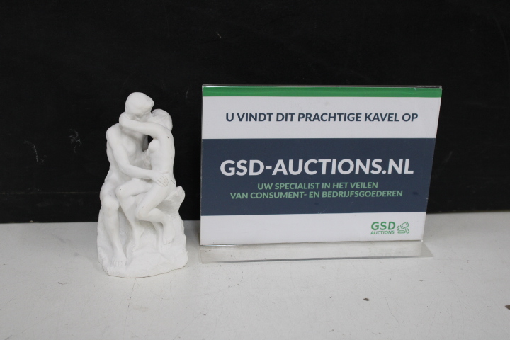 Wit keramisch beeldje van zittend paar – foto 2 – kavel bij GSD Auctions, Zoeterwoude