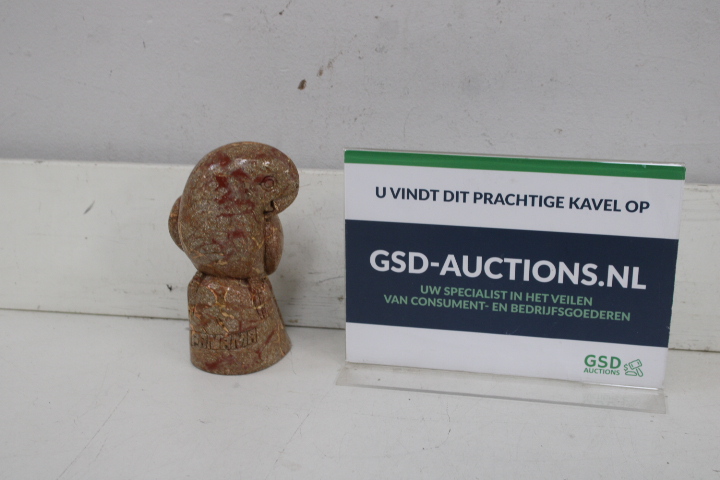 Beeldhouwwerk uil van steen met inscriptie – foto 2 – kavel bij GSD Auctions, Zoeterwoude