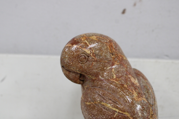 Beeldhouwwerk uil van steen met inscriptie – foto 7 – kavel bij GSD Auctions, Zoeterwoude