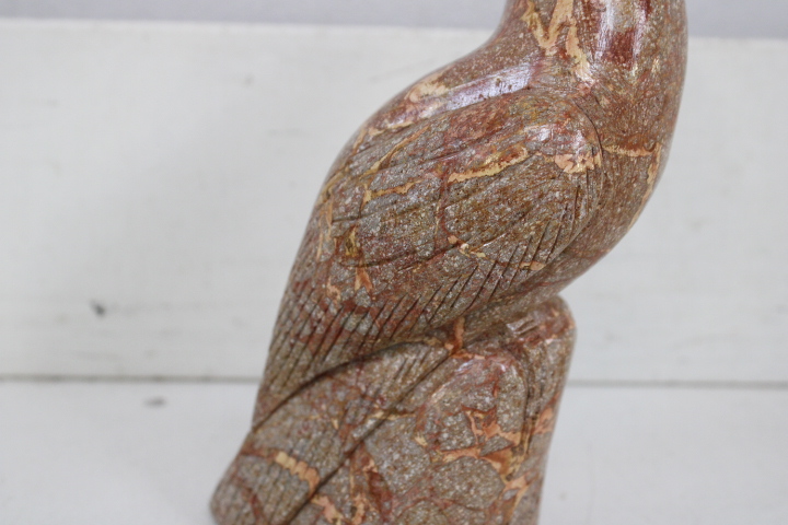 Beeldhouwwerk uil van steen met inscriptie – foto 10 – kavel bij GSD Auctions, Zoeterwoude