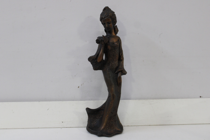 Bronzen beeld van vrouw in lange jurk – foto 3 – kavel bij GSD Auctions, Zoeterwoude