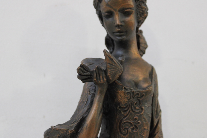 Bronzen beeld van vrouw in lange jurk – foto 5 – kavel bij GSD Auctions, Zoeterwoude