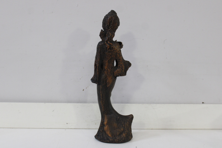 Bronzen beeld van vrouw in lange jurk – foto 9 – kavel bij GSD Auctions, Zoeterwoude