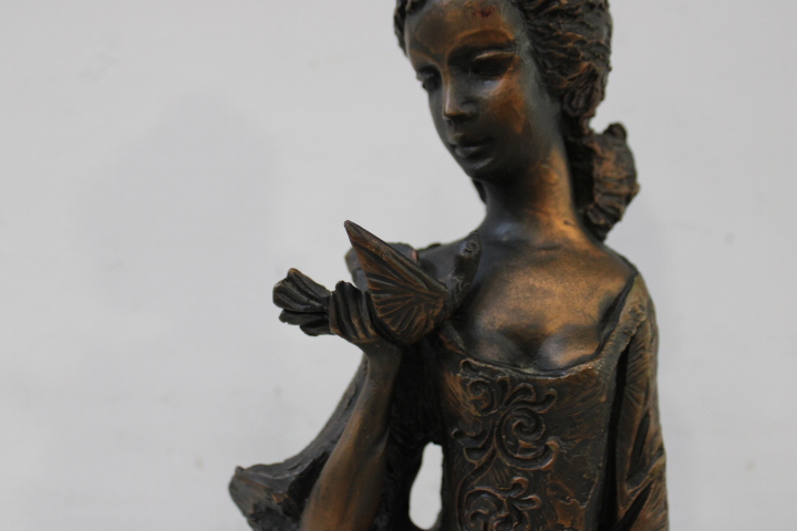 Bronzen beeld van vrouw in lange jurk – foto 11 – kavel bij GSD Auctions, Zoeterwoude