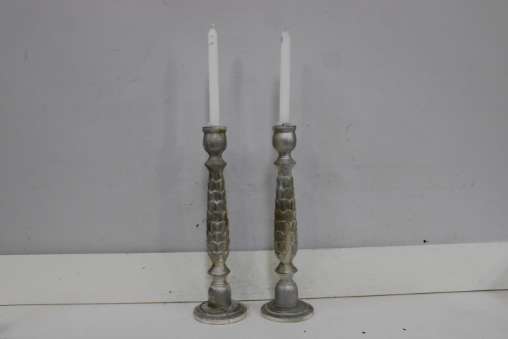 Set kandelaars met witte kaarsen – foto 9 – kavel bij GSD Auctions, Zoeterwoude