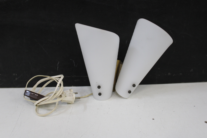 Set vintage wandlampen met witte schermen – foto 3 – kavel bij GSD Auctions, Zoeterwoude