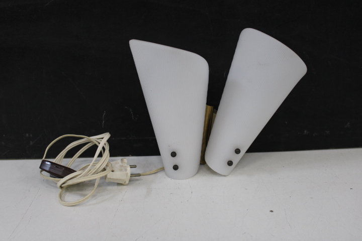 Set vintage wandlampen met witte schermen – foto 4 – kavel bij GSD Auctions, Zoeterwoude