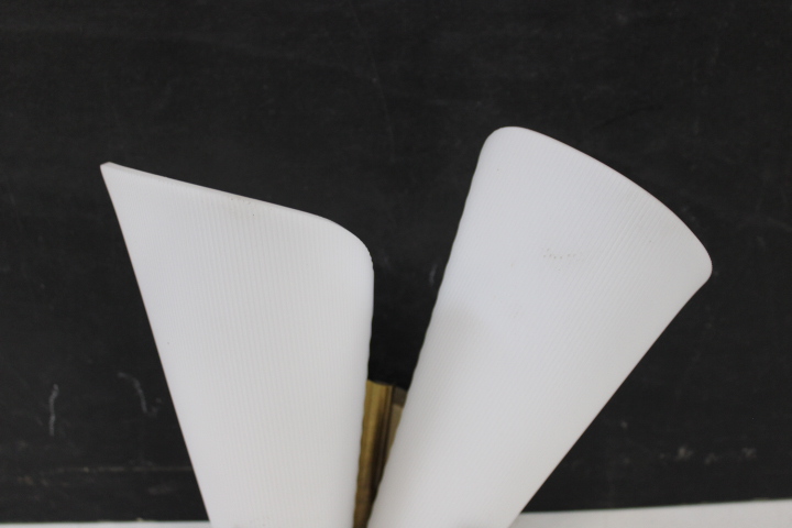 Set vintage wandlampen met witte schermen – foto 8 – kavel bij GSD Auctions, Zoeterwoude