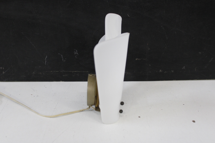 Set vintage wandlampen met witte schermen – foto 9 – kavel bij GSD Auctions, Zoeterwoude