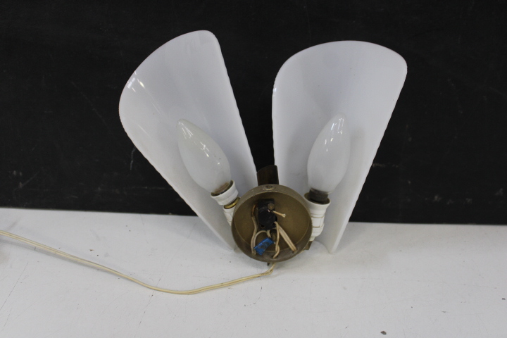 Set vintage wandlampen met witte schermen – foto 10 – kavel bij GSD Auctions, Zoeterwoude