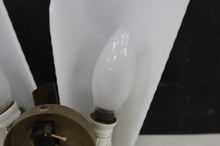 Set vintage wandlampen met witte schermen – foto 12 – kavel bij GSD Auctions, Zoeterwoude