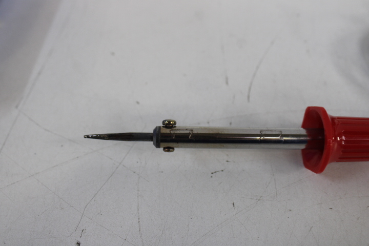 Rood soldeerapparaat met toebehoren in blauwe opbergkoffer – foto 10 – kavel bij GSD Auctions, Zoeterwoude