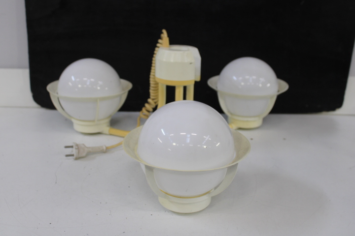 Hanglamp met 3 glazen bollen – foto 3 – kavel bij GSD Auctions, Zoeterwoude